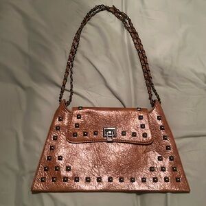 Shoulder bag that can convert to crossbody